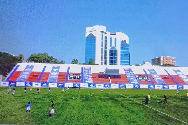 前场围抢中两名球员同时启动的画面(触发点比数值更能说明意图)