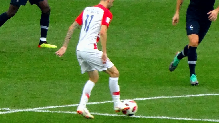 青少年梯队训练中的分组对抗画面(按成熟度而不是年份分组的好处)
